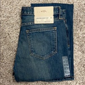 Gap low rise boot cut jeans - 6R